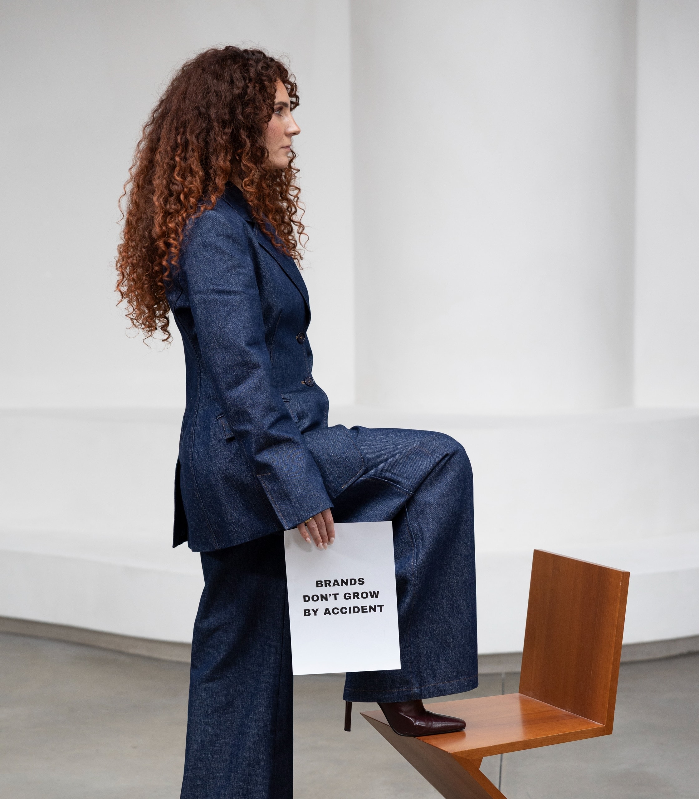 Brand Babe met bord 'Brands don't grow by accident'